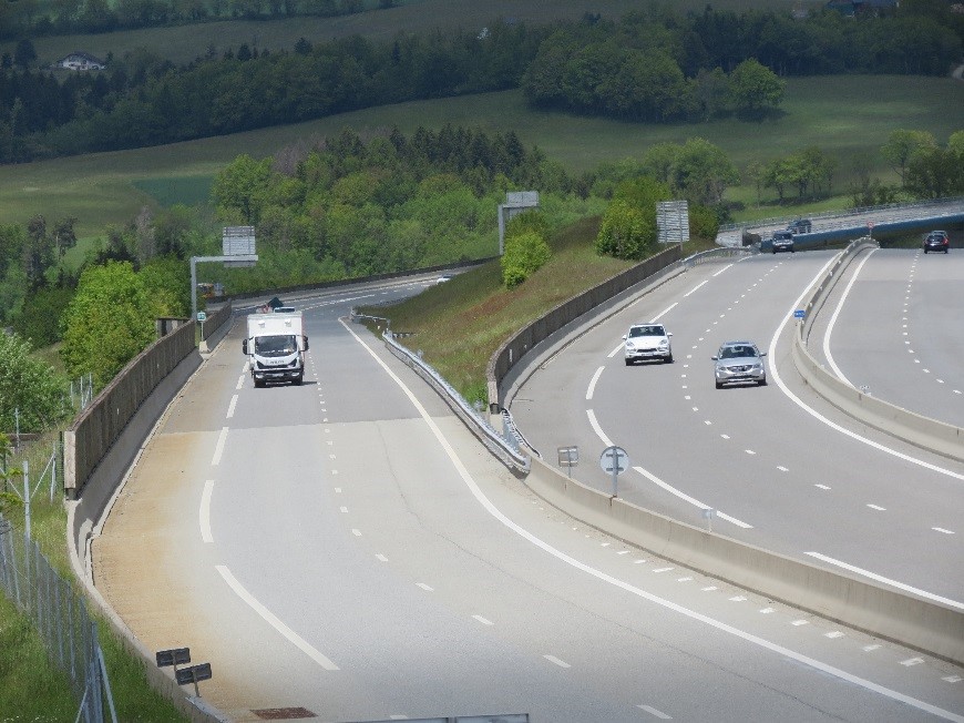 Ecrans acoustiques en bord de voies au niveau du raccordement Liane/A410